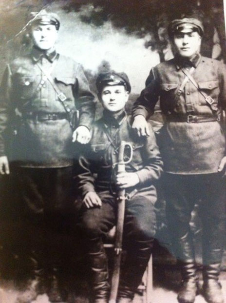 Бизяев Василий Степанович (на фото справа)